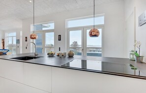 Frigorifero, piano cottura, lavastoviglie, macchina per tè/caffè