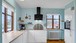 Een koffiezetapparaat/waterkoker, een koelkast, een kookplaat