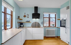 Fridge, stovetop, dishwasher, coffee/tea maker - 3 bedroom pet friendly home in Harboøre (Harboøre)