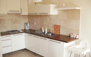 Kühlschrank, Herdplatte, Wasserkocher mit Kaffee-/Teezubehör