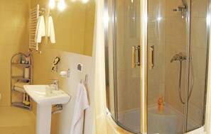 Shower - Stunning home in Darlowo with WiFi (Darlowo)