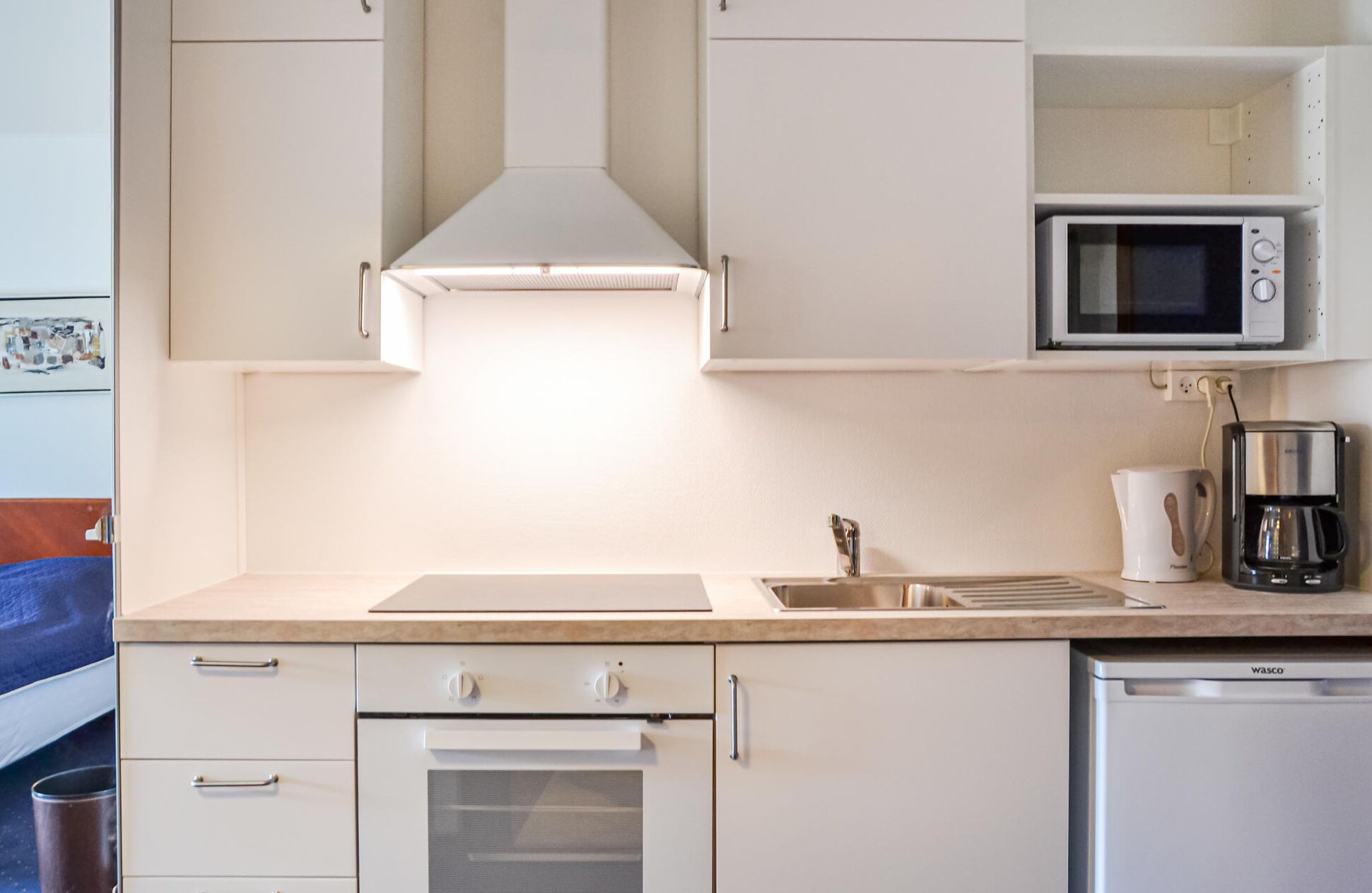 Kjøleskap og kaffetrakter/tekoker