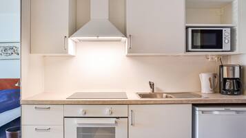 Kjøleskap og kaffetrakter/tekoker