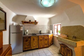 Cafetera y tetera, refrigerador, parrilla de estufa y tostadora 