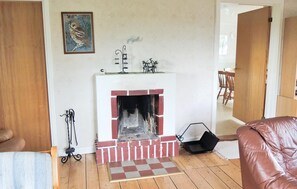 TV, fireplace - Awesome home in Vittaryd with lake view (Vittaryd)