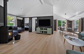 Smart TV, fireplace, DVD player