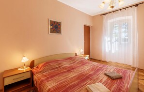 2 bedrooms, travel crib, bed sheets - Cozy home in Labin with kitchen (Labin)