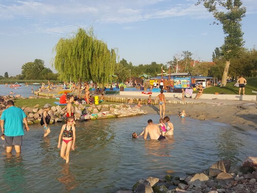 Huoneistossa on panoraama, vain 100 metrin päässä Balatonista