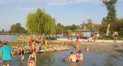 Huoneistossa on panoraama, vain 100 metrin päässä Balatonista