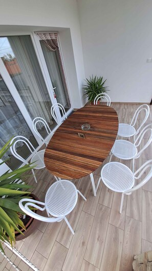 تناول الطعام بالخارج