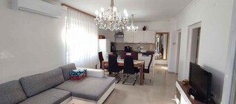 Holiday apartment with panoramic view of the lake, close to the water