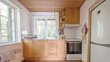 Jääkaappi, liesi, kahvin-/teenkeitin