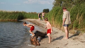 A sandy beach with people near the water. - 6 Kräuterkammer 5 Stars - Ferienwohnanlage Alte Molkerei 5 Stars (Rankwitz)