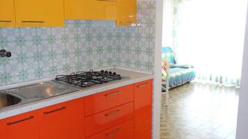 Frigorifero, microonde, piano cottura