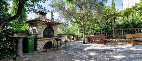 تناول الطعام بالخارج