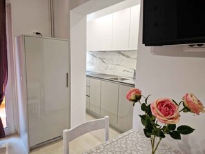 Kjøleskap, mikrobølgeovn, kokeplater og oppvaskmaskin