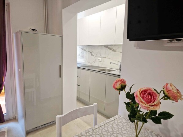 Fridge, microwave, stovetop, dishwasher