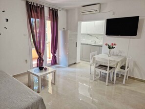 Interior - Holiday flat modernly furnished only 300 m from the sea (Baška)