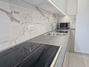 Fridge, microwave, stovetop, dishwasher