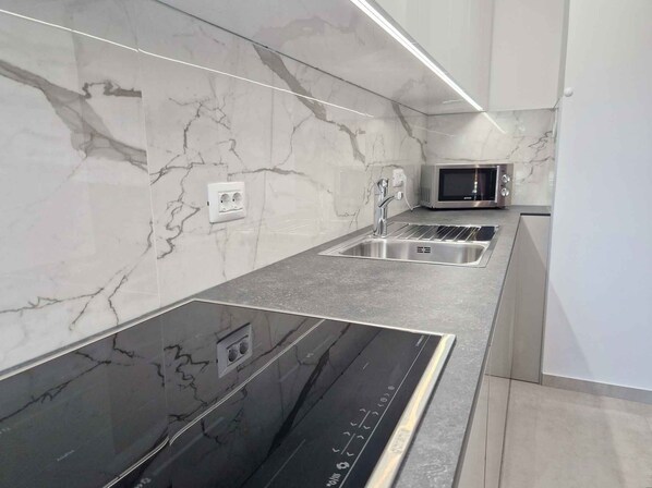 Kjøleskap, mikrobølgeovn, kokeplater og oppvaskmaskin