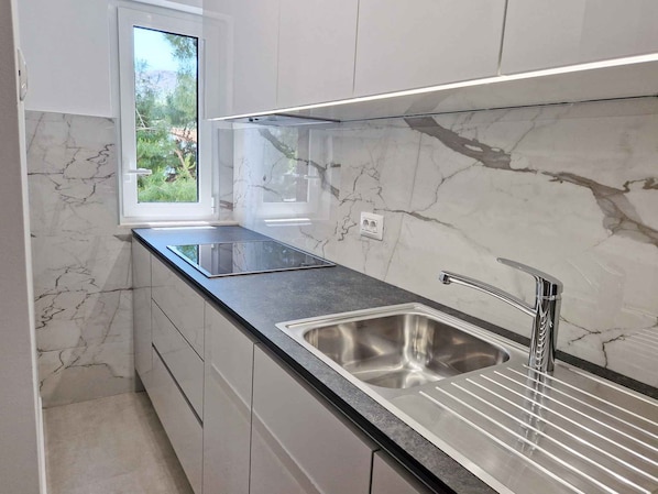 Fridge, microwave, stovetop, dishwasher