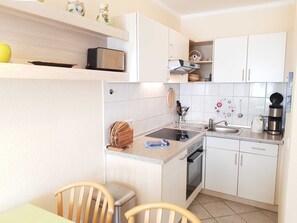 Kühlschrank, Mikrowelle, Ofen, Wasserkocher mit Kaffee-/Teezubehör