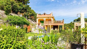 A Mediterranean-style villa with a terraced garden, a pool, and a view of the surrounding hills. - Cozy home in Nerja with WiFi (Nerja)