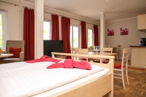3 quartos, berço de viagem, roupa de cama