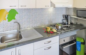 Kühlschrank, Mikrowelle, Herdplatte, Wasserkocher mit Kaffee-/Teezubehör