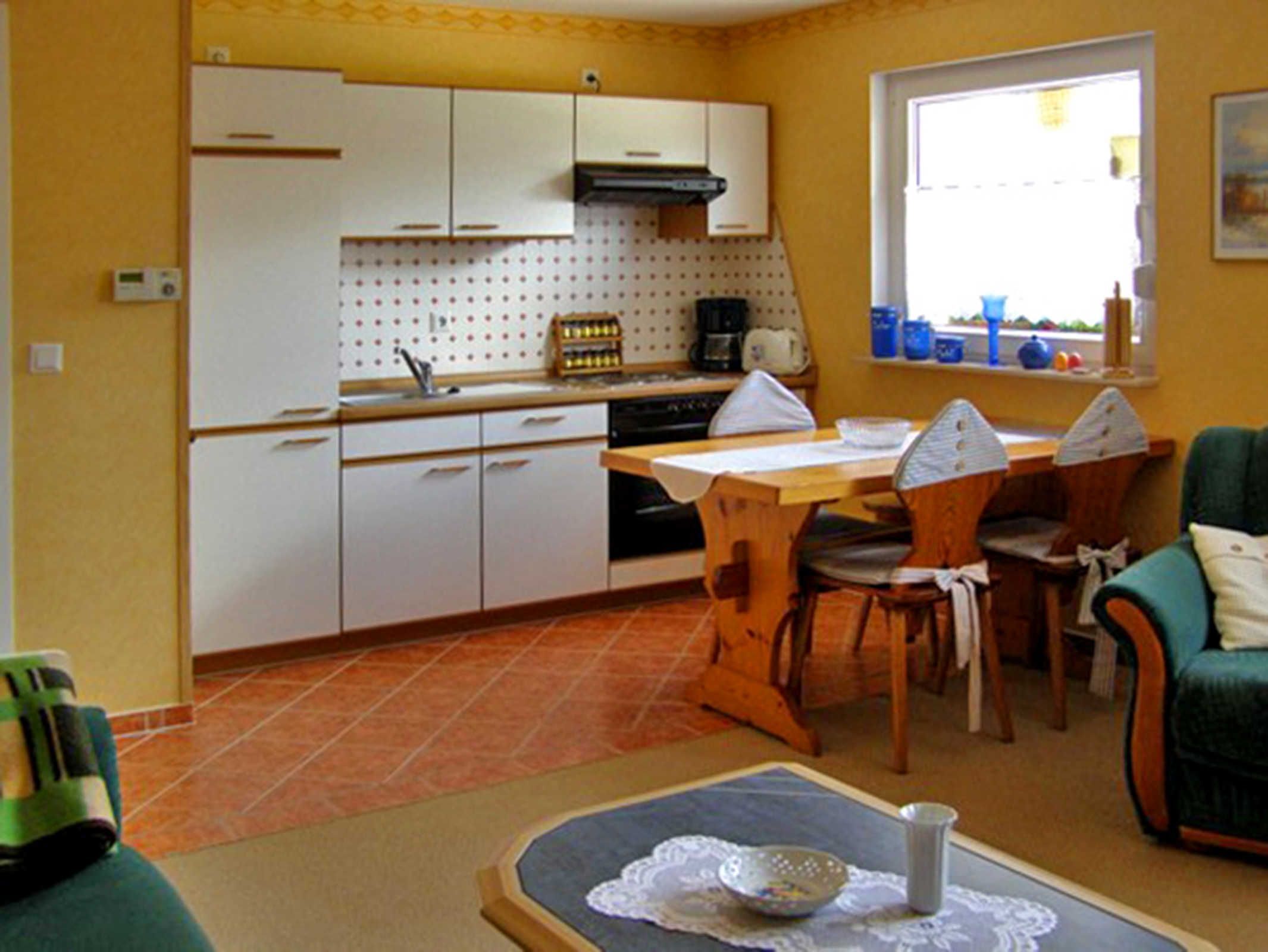 Kühlschrank, Mikrowelle, Ofen, Hochstuhl