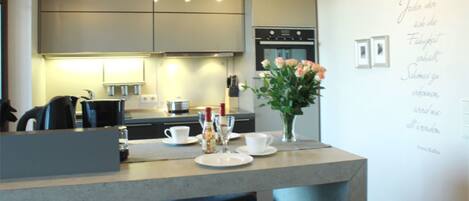 Réfrigérateur, four à micro-ondes, un four, lave-vaisselle