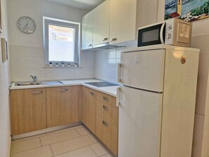 Kühlschrank, Mikrowelle, Herdplatte, Wasserkocher mit Kaffee-/Teezubehör