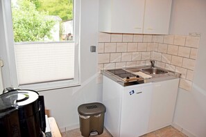 Réfrigérateur, cafetière-théière, bouilloire électrique, grille-pain