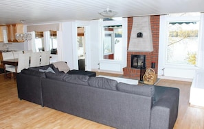 Fernseher, Kamin, Stereoanlage