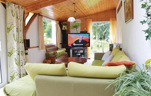 TV, fireplace, DVD player, table tennis - Amazing home in St Tugdual (St Tugdual)