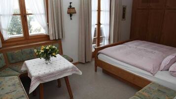 2 Schlafzimmer, Zimmersafe, Reisekinderbett, Bettwäsche