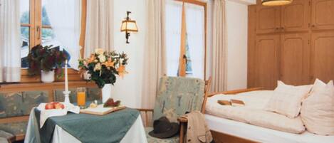 2 Schlafzimmer, Zimmersafe, Reisekinderbett, Bettwäsche