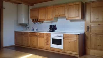 Réfrigérateur, four, chaise haute