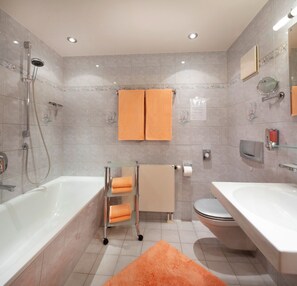 Een douche, een haardroger, handdoeken