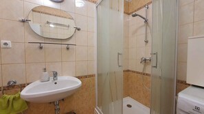 Bathroom - Holiday apartment with air conditioning, 300 m from the beach and the marina (Balatonföldvár)