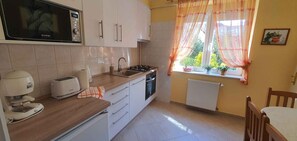 Frigorífico, microondas, horno y placa de cocina