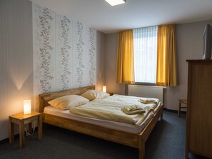 3 bedrooms, travel crib, WiFi, bed sheets