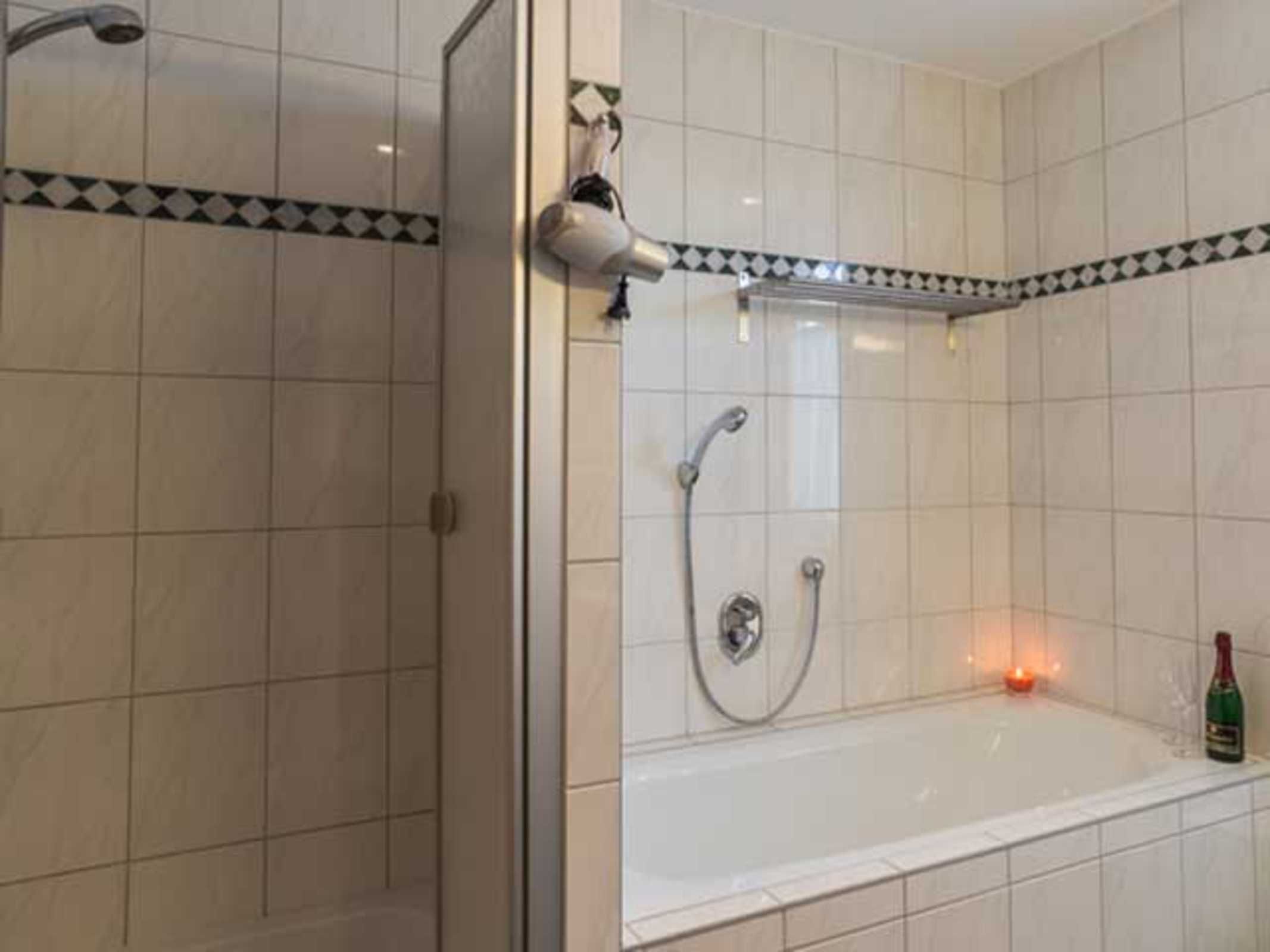 Dusche, Haartrockner, Handtücher