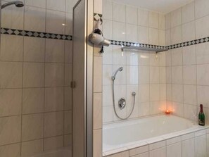 Douche, sèche-cheveux, serviettes fournies