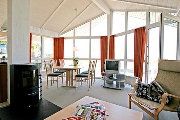 Televisión, chimenea, reproductor de DVD