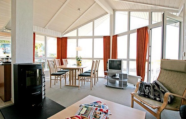 TV, fireplace, DVD player