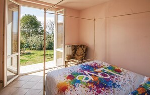 3 bedrooms, travel cot, Internet, bed sheets