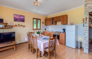 Fridge, oven, stovetop, coffee/tea maker