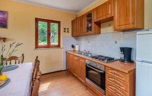 Fridge, oven, stovetop, coffee/tea maker