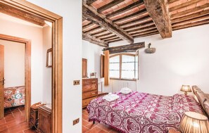 8 bedrooms, travel crib, free WiFi